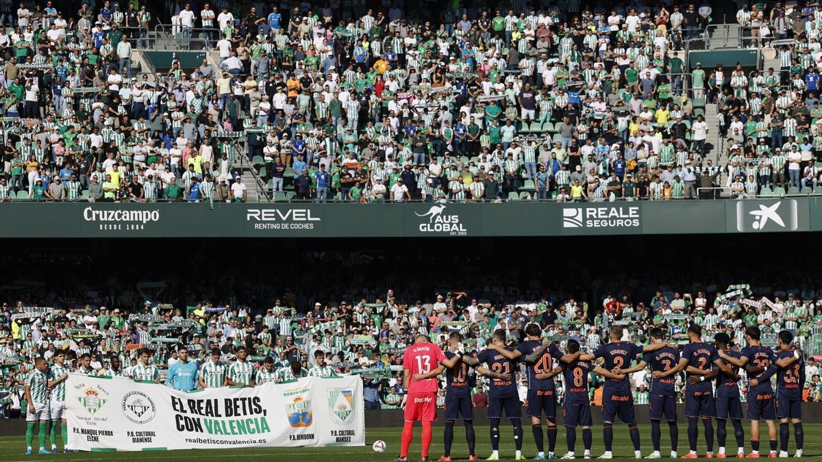 Jugadores de Betis y Celta, apoyando este domingo a las víctimas de la DANA.