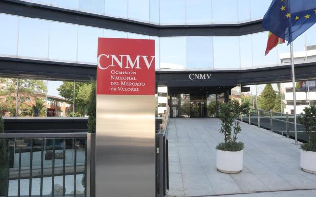 Entrada de la sede de la Comisión Nacional de Mercado de Valores, el organismo en el que deben estar registrados todos los fondos de inversión y empresas de servicios financieros.