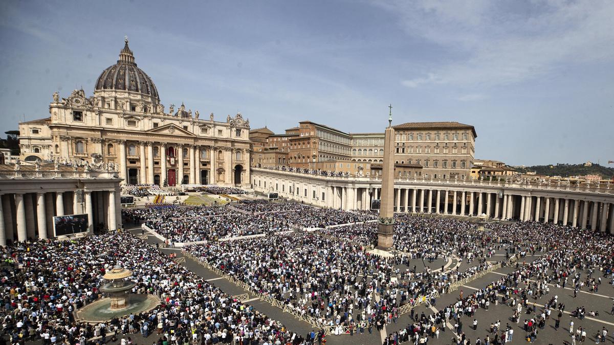 La plaza de San Pedro del Vaticano durante la bendición 'urbi et orbi'.