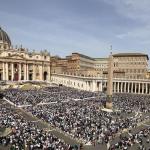 La plaza de San Pedro del Vaticano durante la bendición 'urbi et orbi'.