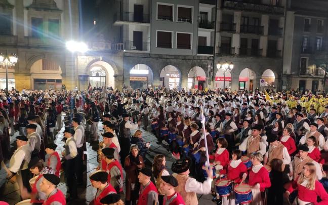 Cientos de azkoitiarras se concentrarán en la plaza la noche del 23 de noviembre para disfrutar de la tamborrada.