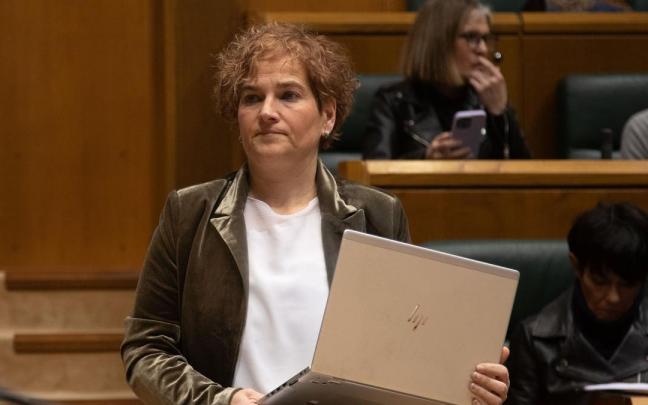 La parlamentaria de EH Bildu Rebeka Ubera en el pleno del Parlamento Vasco, en Vitoria-Gasteiz