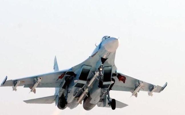 Un caza ruso SU-27 durante una maniobra de despegue. Un caza ruso SU-27 durante una maniobra de despegue.