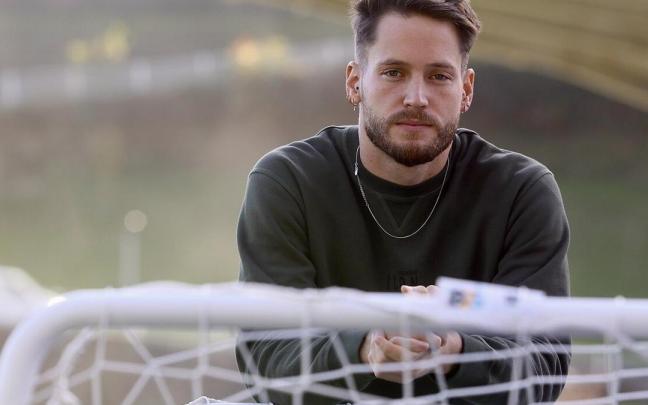 Alex Remiro, durante una entrevista en Zubieta. / JAVI COLMENERO