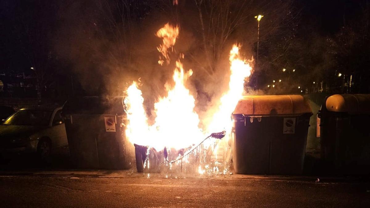 Contenedores ardiendo esta Nochevieja en Zarautz.
