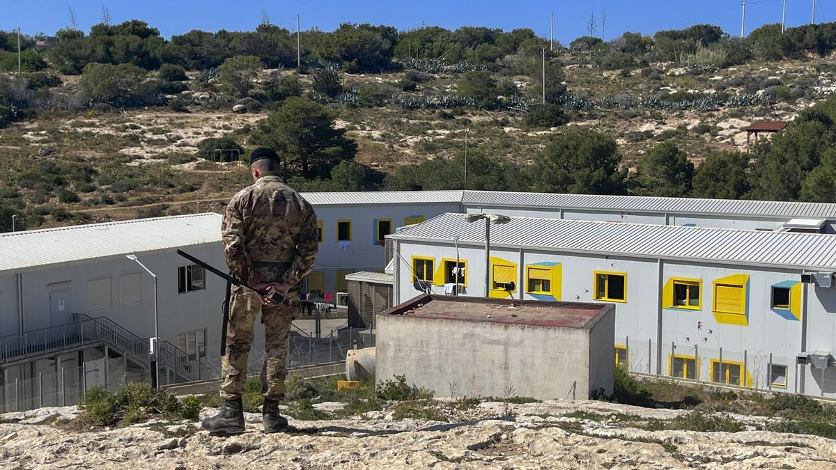Así es el centro de acogida de Lampedusa: Unas precarias instalaciones que quintuplican su capacidad y son custodiadas las 24 horas por el Ejército italiano.