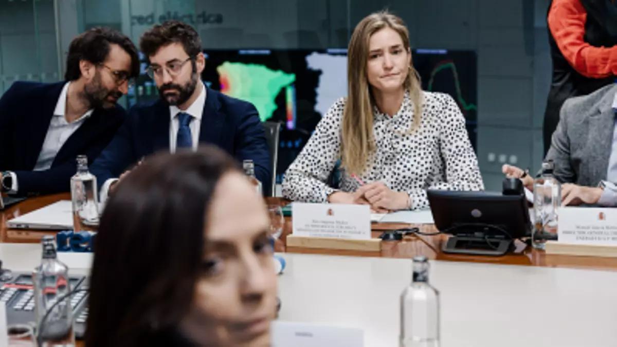 La vicepresidenta tercera y ministra para la Transición Ecológica, Sara Aagesen y la presidenta de Red Eléctrica de España, Beatriz Corredor, en la reunión para el análisis de la crisis eléctrica