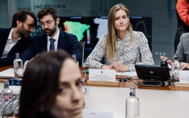 La vicepresidenta tercera y ministra para la Transición Ecológica, Sara Aagesen y la presidenta de Red Eléctrica de España, Beatriz Corredor, en la reunión para el análisis de la crisis eléctrica / Europa Press La vicepresidenta tercera y ministra para la Transición Ecológica, Sara Aagesen y la presidenta de Red Eléctrica de España, Beatriz Corredor, en la reunión para el análisis de la crisis eléctrica