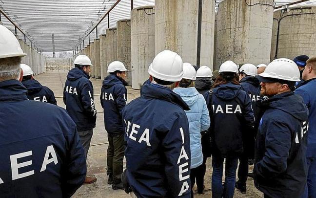 La delegación del OIEA, ayer, en su visita a la planta nuclear de Zaporiyia. | FOTO: EFE La delegación del OIEA, ayer, en su visita a la planta nuclear de Zaporiyia. | FOTO: EFE