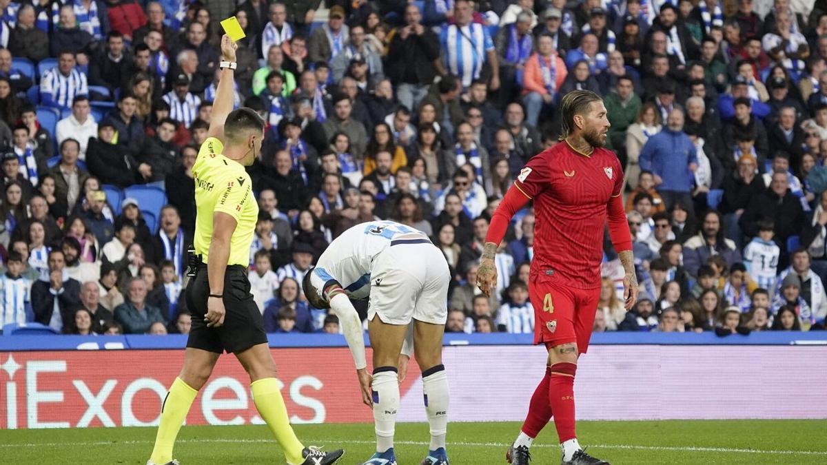 Ortiz Arias amonesta a Merino durante el partido de este domingo contra el Sevilla. / RUBEN PLAZA