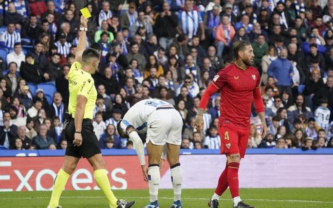 Ortiz Arias amonesta a Merino durante el partido de este domingo contra el Sevilla. / RUBEN PLAZA