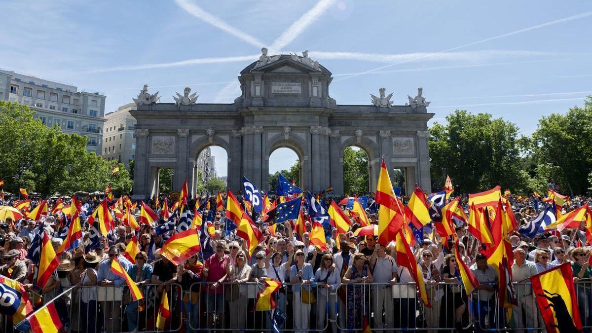 Banderas españolas y europeas en el concentración convocada por el PP.