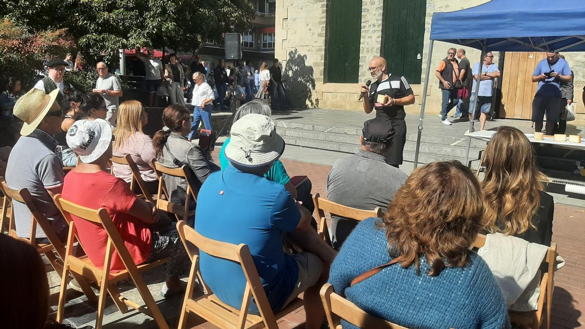 La demostración comentada de elaboración de queso atrajo gran interés.