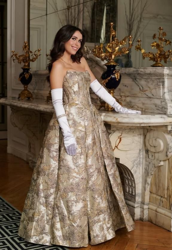 @mariaspeaksenglish en el baile de máscaras de los 'Bridgerton'.