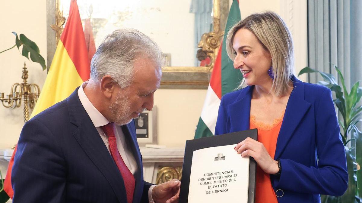 La consejera de Autogobierno, Maria Ubarretxena, enseña la lista de transferencias pendientes al ministro Torres