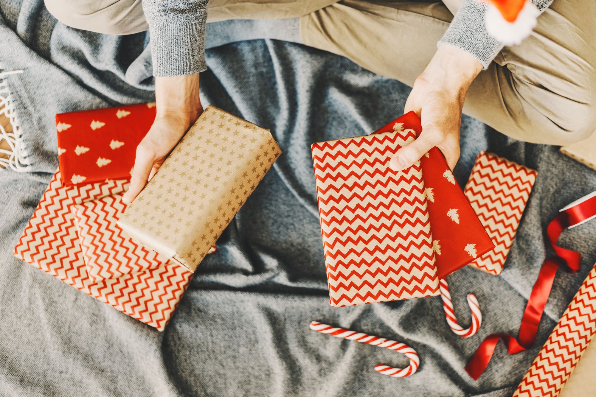 Regalos perfectamente envueltos con papeles navideños.