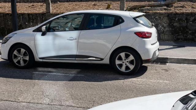 Una conductora ha estallado ante la falta de aparcamiento en una vía urbana