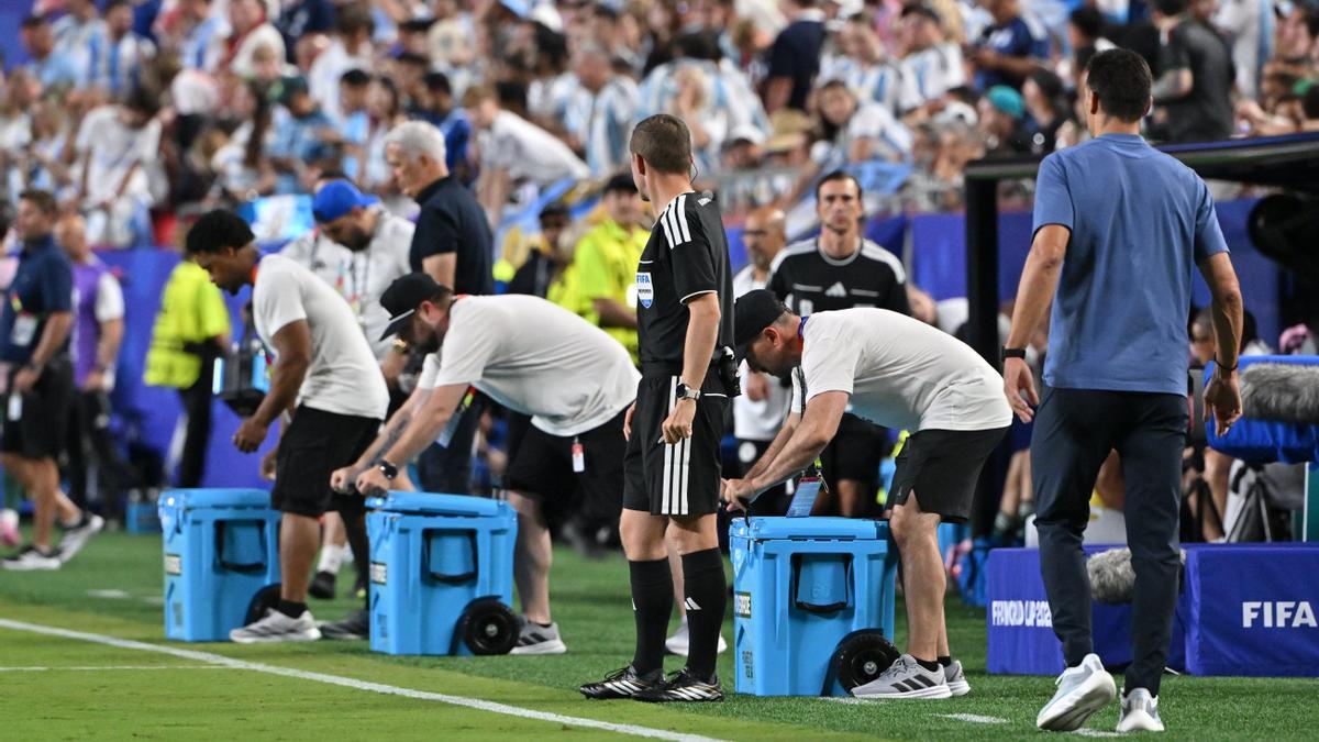 Los asistentes se preparan para la pausa de hidratación.