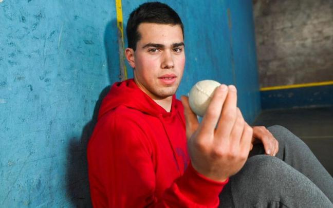 Gorka Ugartemendia posa en el frontón de Alkiza.