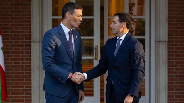 Sánchez y Pradales se saludan durante un encuentro / EP Sánchez y Pradales se saludan durante un encuentro