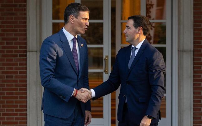 Sánchez y Pradales se saludan durante un encuentro