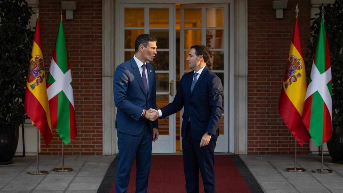 Sánchez y Pradales se saludan durante su último encuentro en la Moncloa.