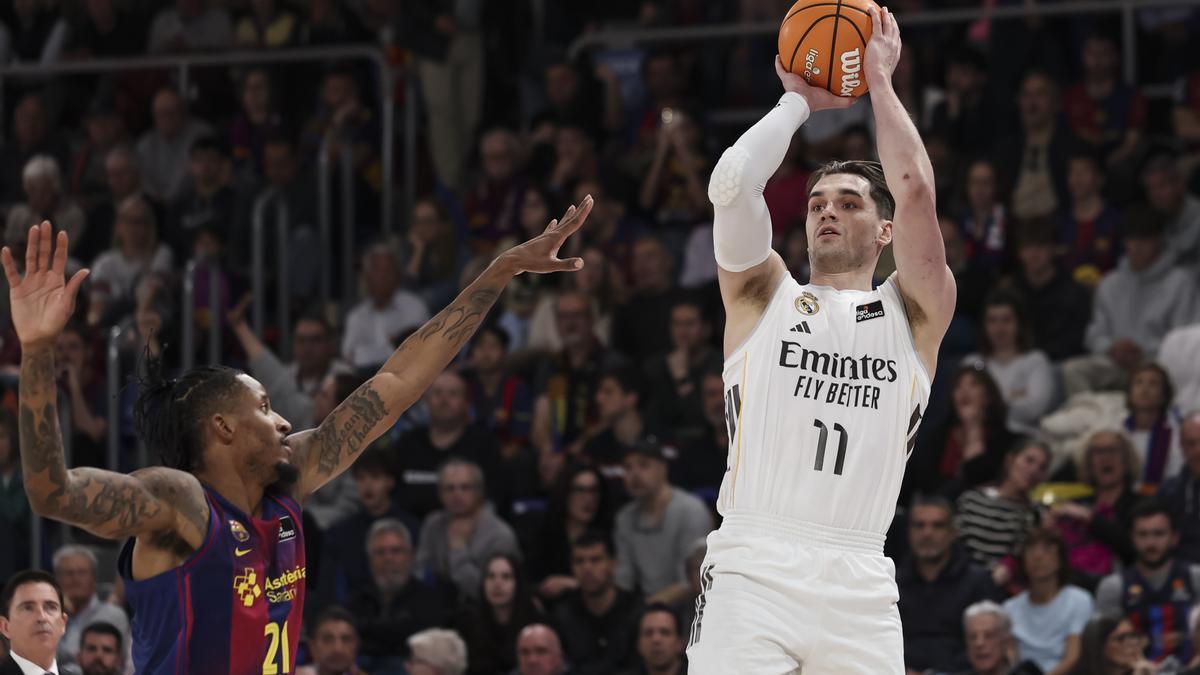 Mario Hezonja se dispone a realizar un lanzamiento durante un partido de esta temporada.