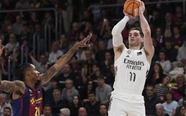 Mario Hezonja se dispone a realizar un lanzamiento durante un partido de esta temporada.