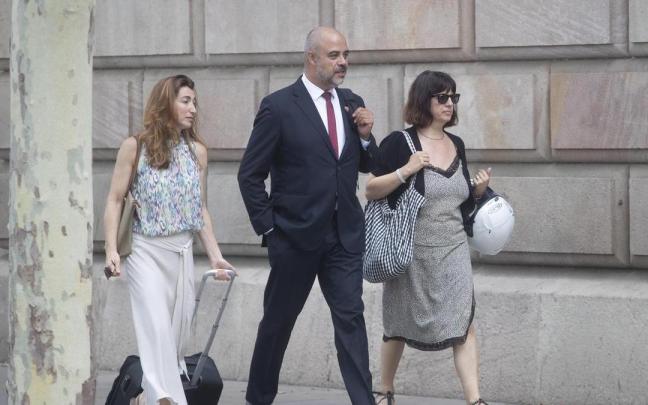 El exconseller de Interior, Miquel Buch, en las inmediaciones de la Audiencia de Barcelona.