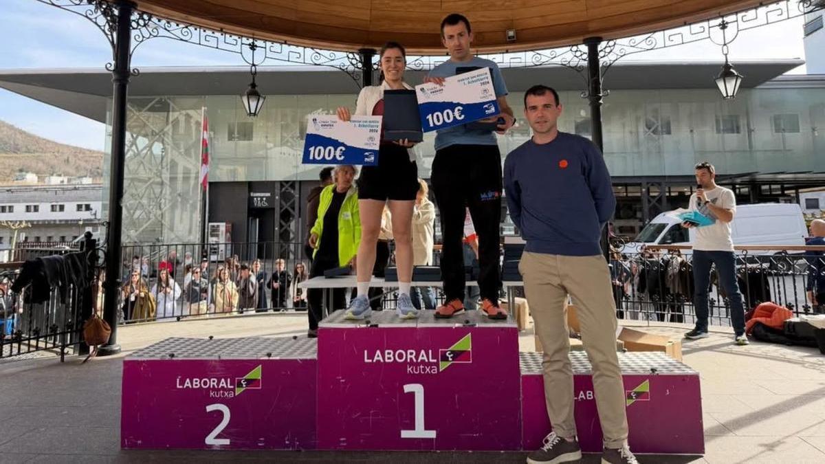 Los azkoitiarras Miren Murua e Imanol Larrañaga, con sus premios en el kiosco de Azpeitia.