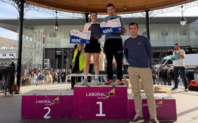 Los azkoitiarras Miren Murua e Imanol Larrañaga, con sus premios en el kiosco de Azpeitia.