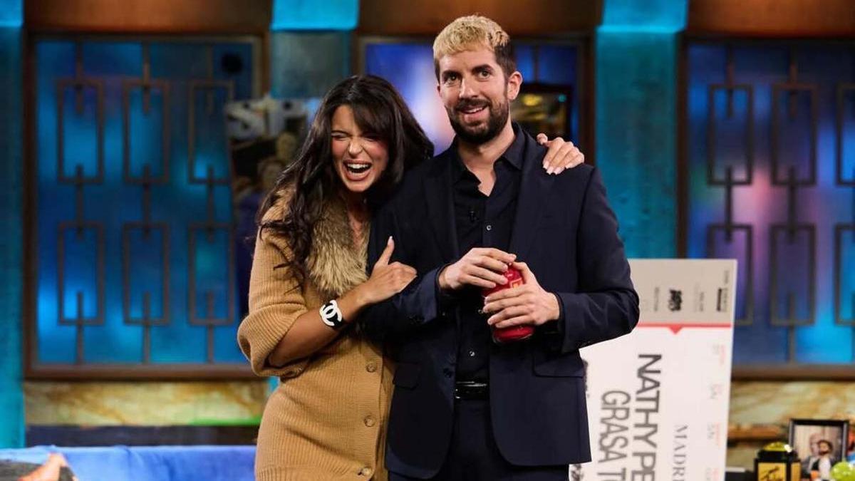 Nathy Peluso y David Broncano en 'La Revuelta'