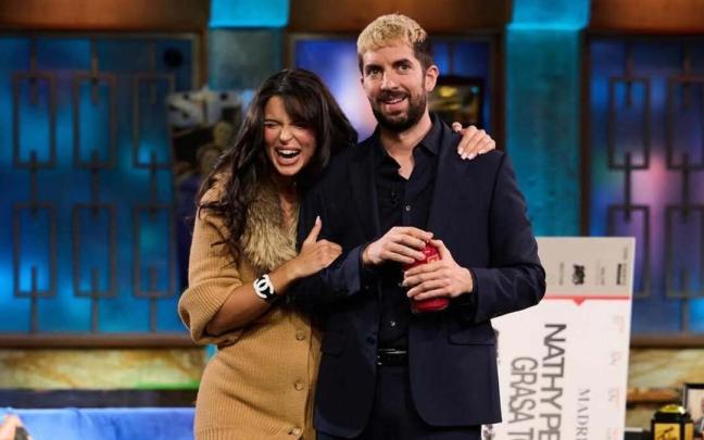 Nathy Peluso y David Broncano en 'La Revuelta'