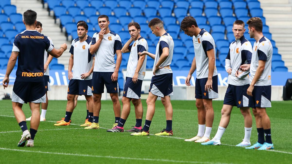 Olasagasti y Cantero, justo en el centro de la imagen, son dos de los tres jugadores nacidos en el 2000 con los que cuenta actualmente el club. / REAL SOCIEDAD