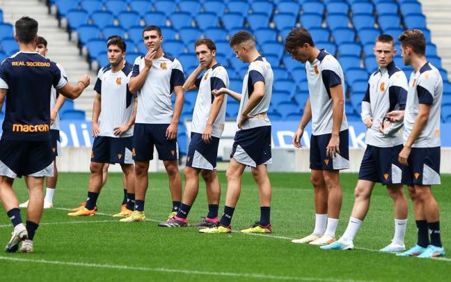 Olasagasti y Cantero, justo en el centro de la imagen, son dos de los tres jugadores nacidos en el 2000 con los que cuenta actualmente el club. / REAL SOCIEDAD
