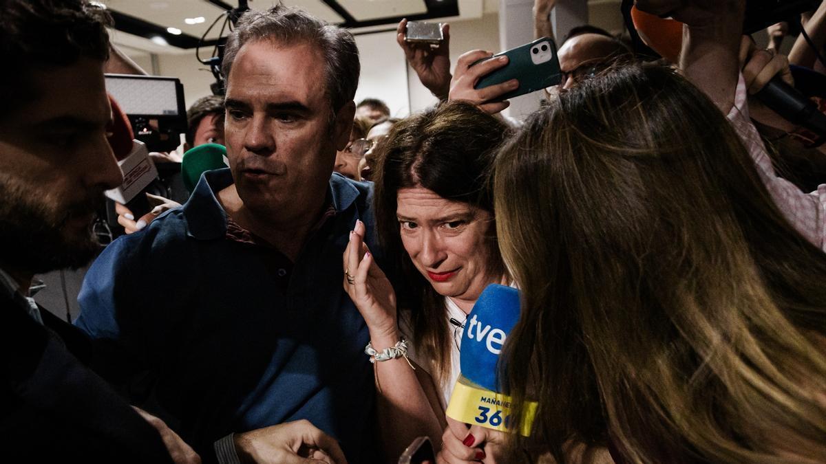 La exmilitante socialista Leire Díez junto al empresario Javier Pérez Dolset al término su comparecencia.