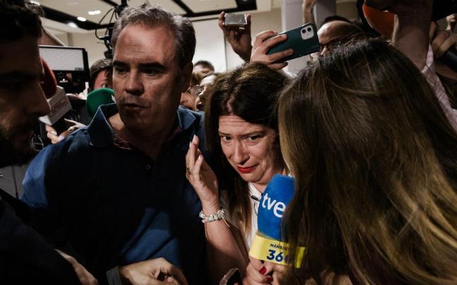 La exmilitante socialista Leire Díez junto al empresario Javier Pérez Dolset al término su comparecencia. / EP La exmilitante socialista Leire Díez junto al empresario Javier Pérez Dolset al término su comparecencia.
