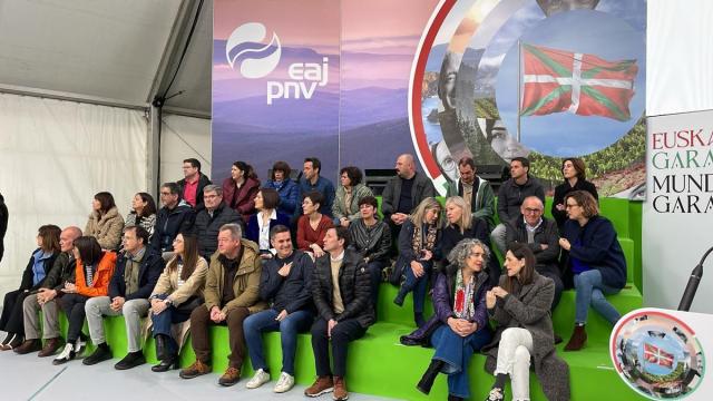 Dirigentes del PNV en la celebración del Aberri Eguna este domingo en la Plaza Nueva de Bilbao. / Miguel Acera Dirigentes del PNV en la celebración del Aberri Eguna este domingo en la Plaza Nueva de Bilbao.