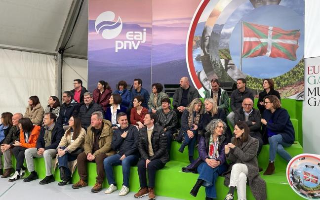 Dirigentes del PNV en la celebración del Aberri Eguna este domingo en la Plaza Nueva de Bilbao.