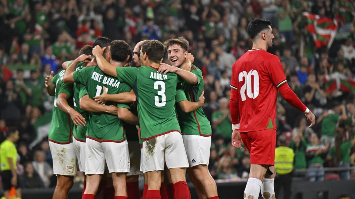 Los jugadores de la Euskal Selekzioa celebran uno de los goles ante Palestina en San Mamés.