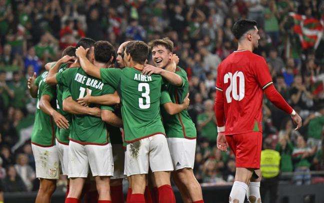 Los jugadores de la Euskal Selekzioa celebran uno de los goles ante Palestina en San Mamés.