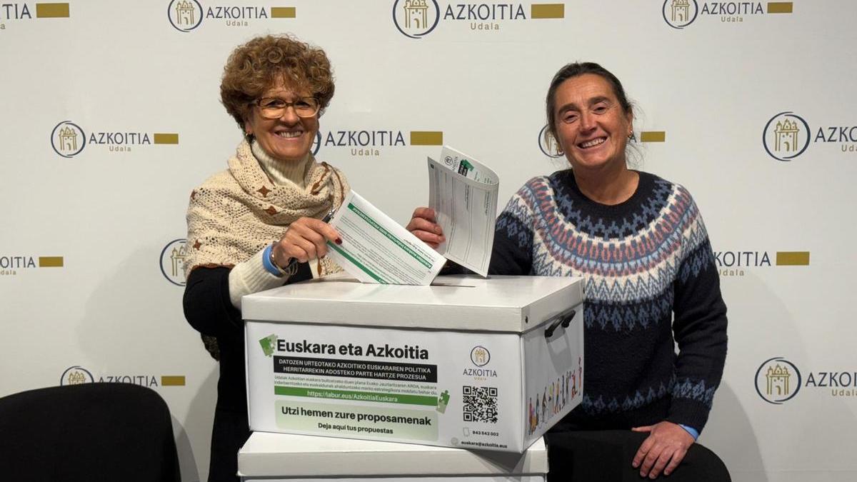 Marijose Arregi y Jasone Bilbao, durante la presentación del proceso participativo que se acaba de poner en marcha en Azkoitia.
