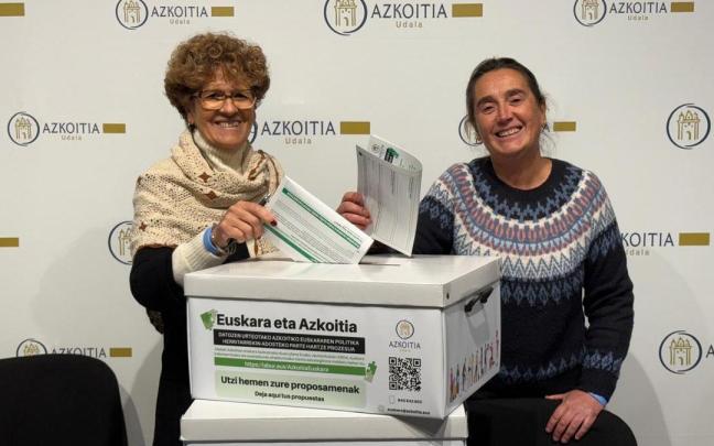 Marijose Arregi y Jasone Bilbao, durante la presentación del proceso participativo que se acaba de poner en marcha en Azkoitia.