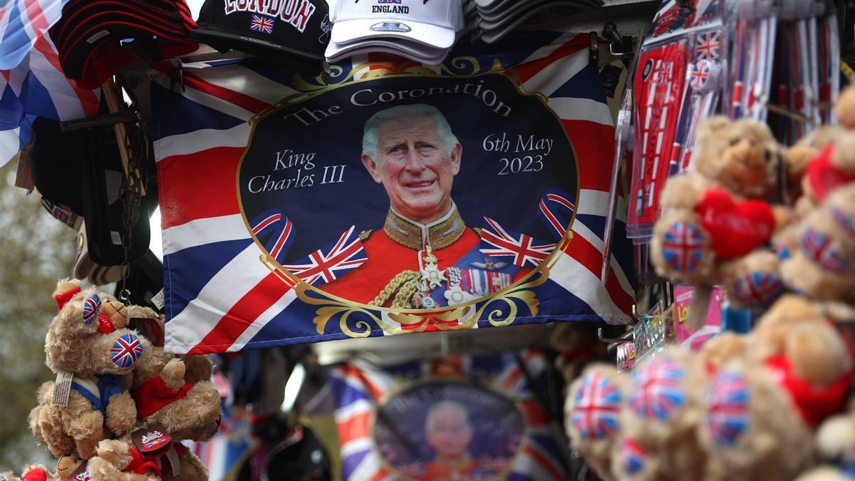 Una tienda de regalos con recuerdos de la coronación de Carlos III en Londres.