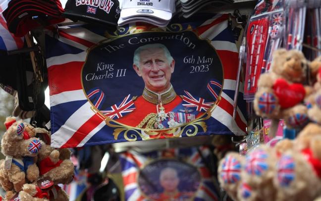 Una tienda de regalos con recuerdos de la coronación de Carlos III en Londres.