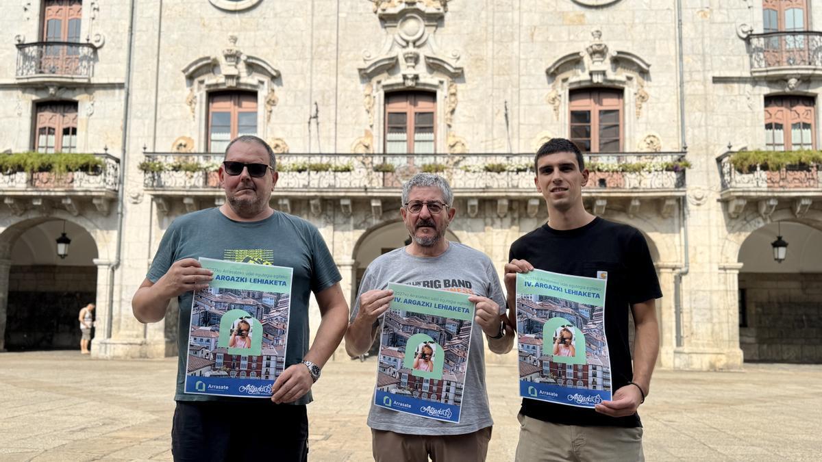 El presidente de ArgGazki, Ricardo Santamaría, el miembro de la asociación Antonio Murillo y el concejal de Cultura, Andoni Arratibel.