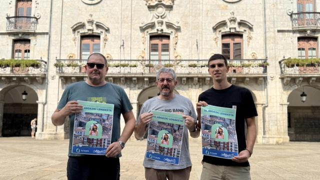 El presidente de ArgGazki, Ricardo Santamaría, el miembro de la asociación Antonio Murillo y el concejal de Cultura, Andoni Arratibel.