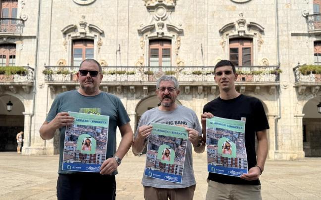 El presidente de ArgGazki, Ricardo Santamaría, el miembro de la asociación Antonio Murillo y el concejal de Cultura, Andoni Arratibel.
