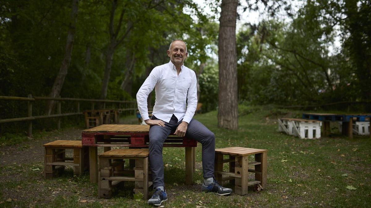 David Campión, presidente de la Mancomunidad de la Comarca de Pamplona, posa sonriente en el Parque Fluvial.