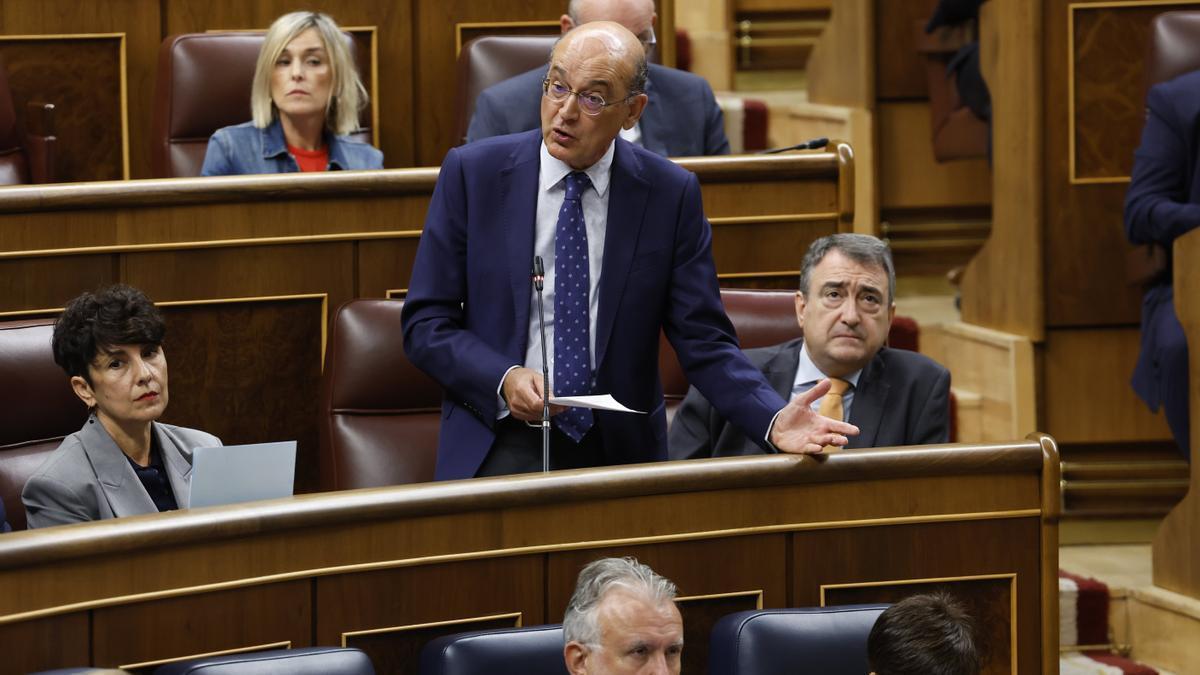 El diputado jeltzale Mikel Legarda, con sus compañeros de bancada del PNV, en el Congreso, en la sesión de control al Gobierno español de Pedro Sánchez